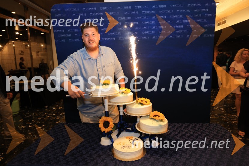  Žan  Videc, glasbenikZmagovalec 43. festivala Melodij morja in sonca je Žan Videc