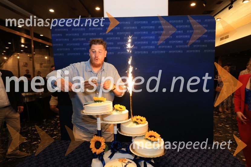  Žan  Videc, glasbenikZmagovalec 43. festivala Melodij morja in sonca je Žan Videc