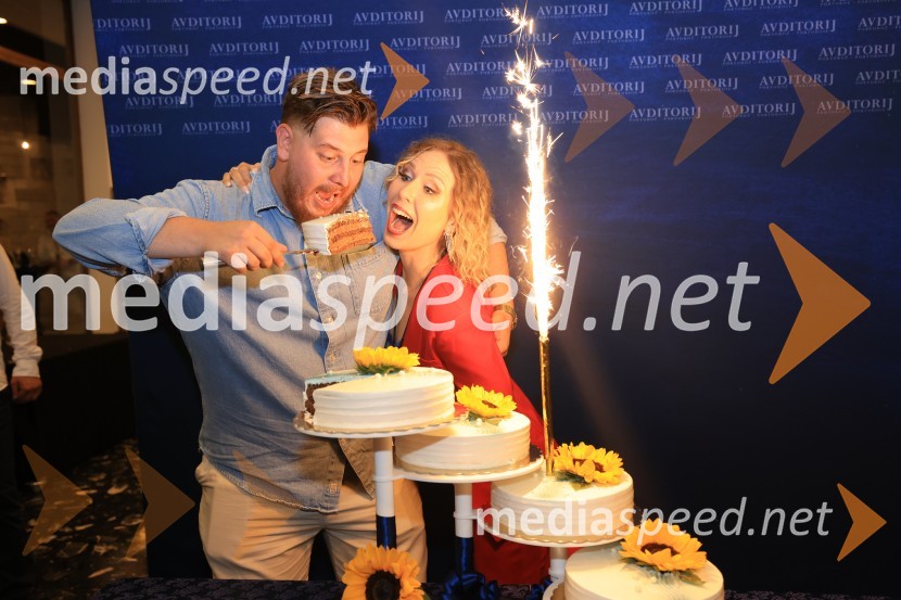  Žan  Videc, glasbenik;  Martina  Zerjal, pevkaZmagovalec 43. festivala Melodij morja in sonca je Žan Videc