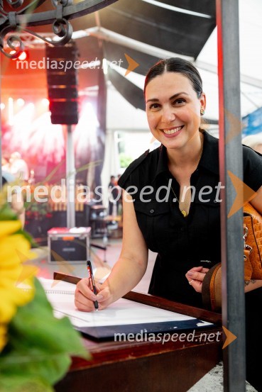  Tina Belej, vodja trajnosti in korporativne vključenosti Pivovarna Laško UnionDan Laščanov, Pivo in Cvetje 2024