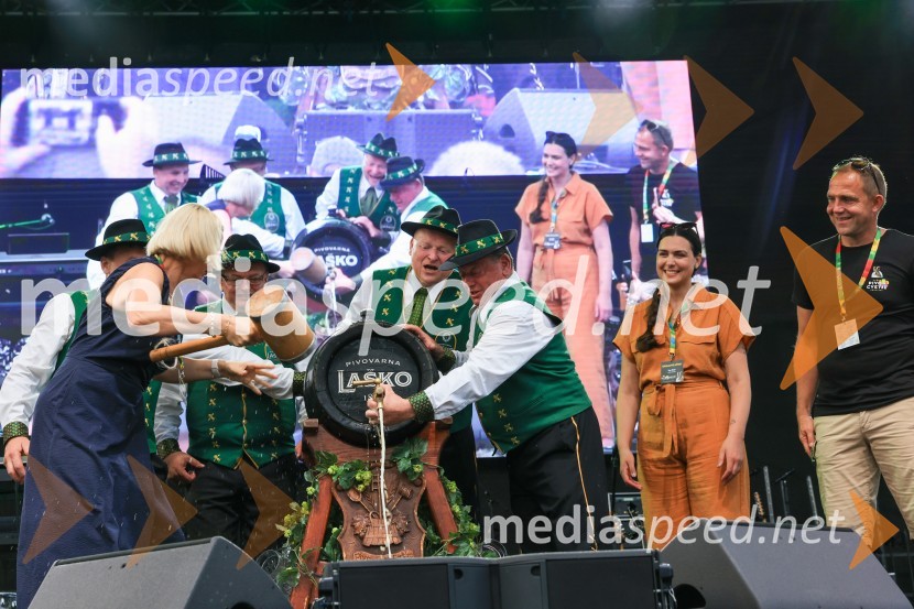  Marta Bulhak, direktorica Pivovarna Laško Union;  ... ;  ... ;  Tina Belej, vodja trajnostnega razvoja in korporativnega sodelovanja, Pivovarna Laško Union;  Urban Kramberger,  direktor festivala Pivo in cvetje, manager blagovne skupine PLU59. festival Pivo in cvetje Laško, otvoritev festivala