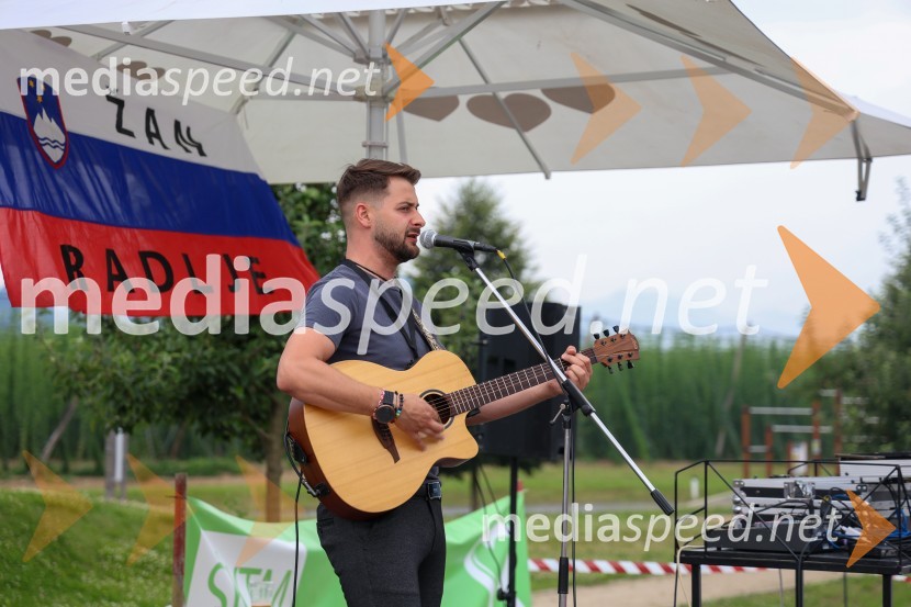  Rudi Breznik, Harmonikar pri Trio Rudija BreznikaSprejem za nogometaša Žana Karničnika