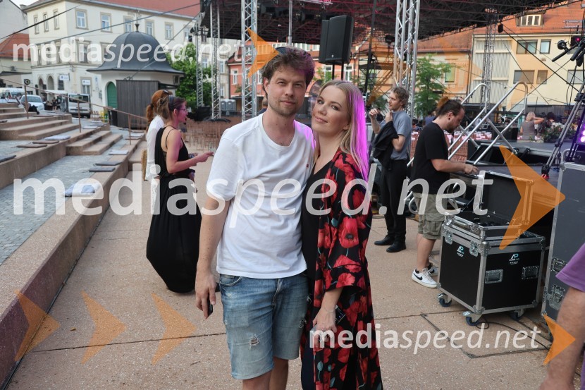 dr. Peter Simonič, kulturni antropolog in etnolog;  Ana Soklič, pevkaGala večer slovenske popevke na Festivalu Arsana