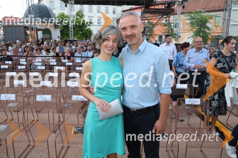  Klavdija Kralj;  Janez Cigler Kralj, poslanecGala večer slovenske popevke na Festivalu Arsana