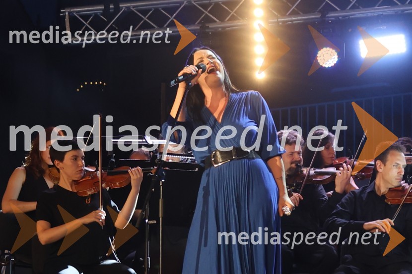  Tinkara Kovač, glasbenicaGala večer slovenske popevke na Festivalu Arsana