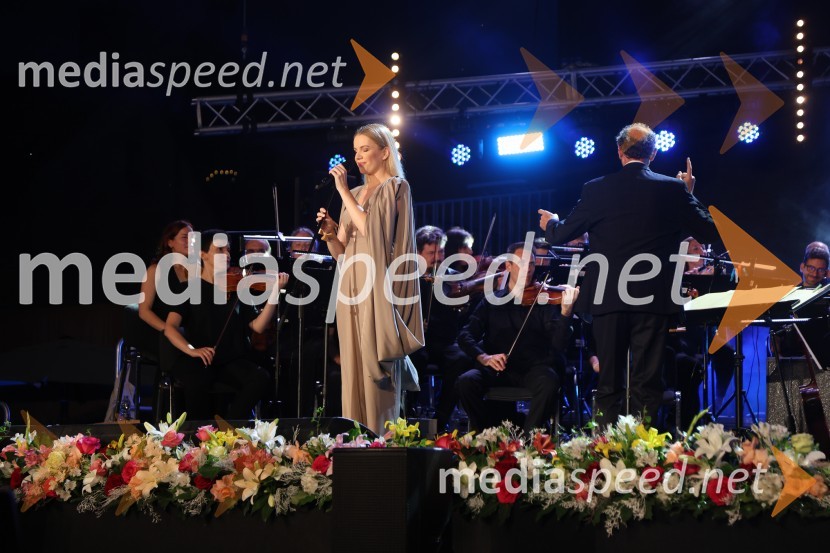  Ana Soklič, pevkaGala večer slovenske popevke na Festivalu Arsana