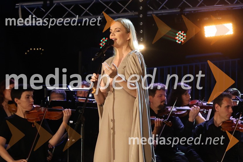  Ana Soklič, pevkaGala večer slovenske popevke na Festivalu Arsana