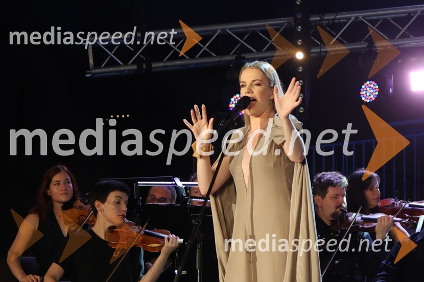  Ana Soklič, pevkaGala večer slovenske popevke na Festivalu Arsana