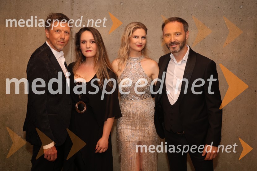  Samo Ivačič, pevec, Vox Arsana;  Barbara Grabar, pevka, Vox Arsana;  Ana Delin, pevka, Vox Arsana;  Mladen Delin, direktor festivala ArsanaGala večer slovenske popevke na Festivalu Arsana