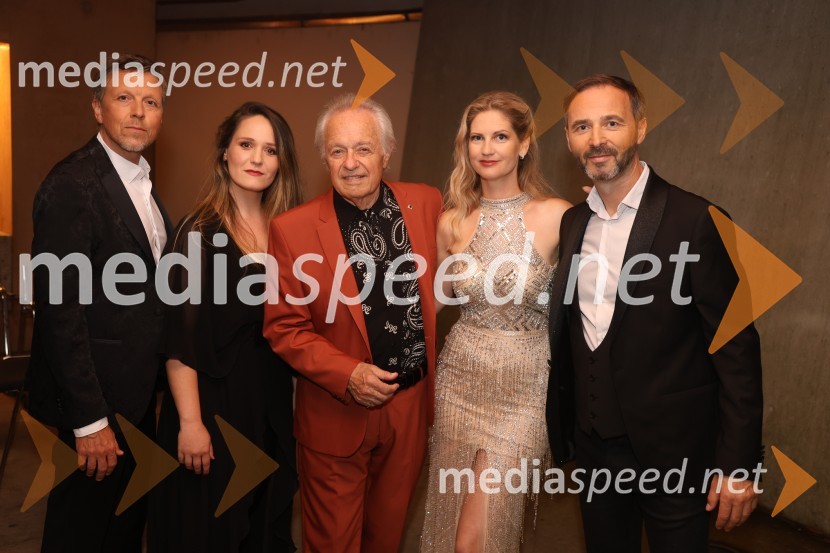  Samo Ivačič, pevec, Vox Arsana;  Barbara Grabar, pevka, Vox Arsana;  Alfi Nipič, pevec;  Ana Delin, pevka, Vox Arsana;  Mladen Delin, direktor festivala ArsanaGala večer slovenske popevke na Festivalu Arsana