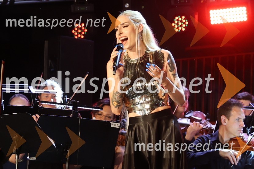  Sara Briški Cirman - Raiven, pevka, harfistkaGala večer slovenske popevke na Festivalu Arsana