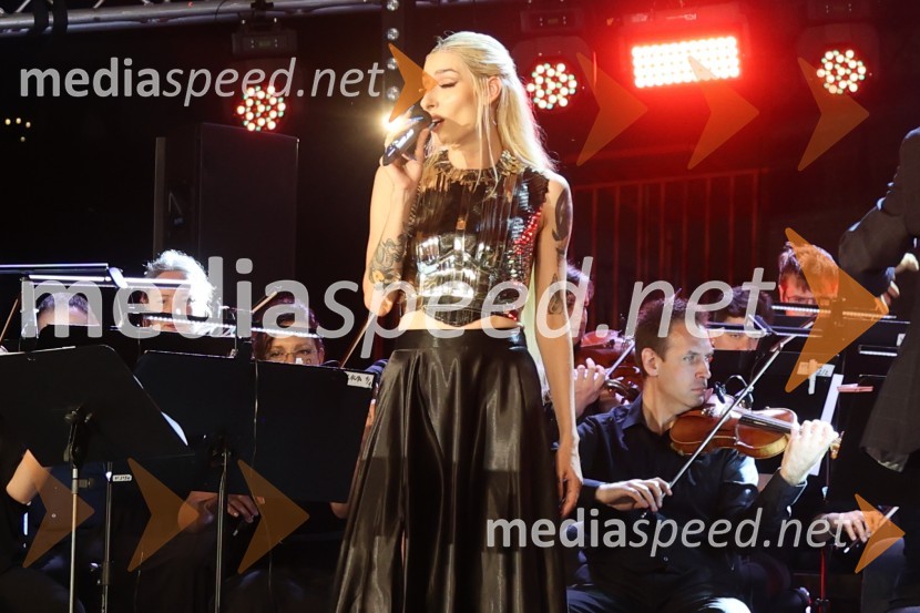  Sara Briški Cirman - Raiven, pevka, harfistkaGala večer slovenske popevke na Festivalu Arsana