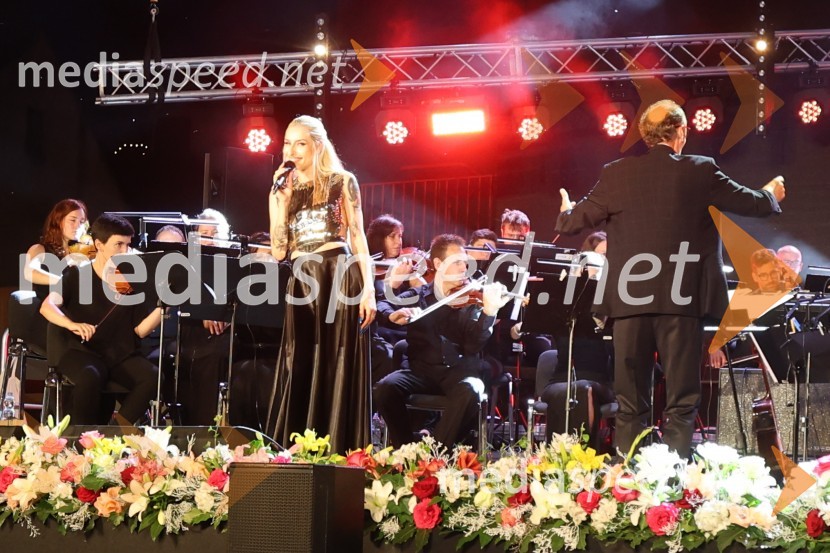  Sara Briški Cirman - Raiven, pevka, harfistkaGala večer slovenske popevke na Festivalu Arsana