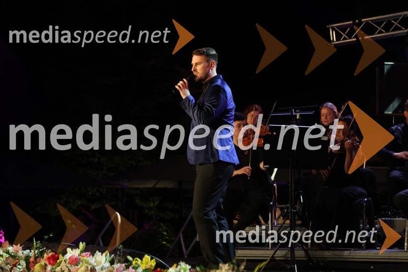  Gregor Ravnik, pevecGala večer slovenske popevke na Festivalu Arsana