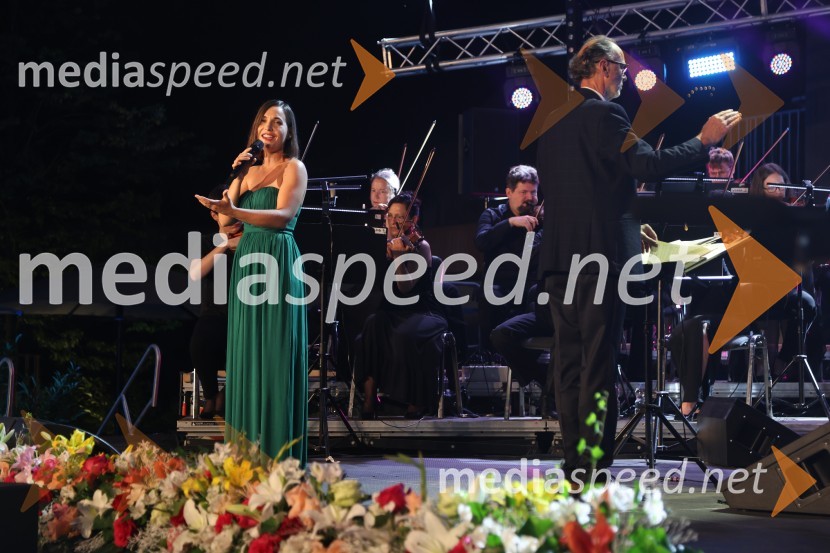  Nina Strnad, pevkaGala večer slovenske popevke na Festivalu Arsana