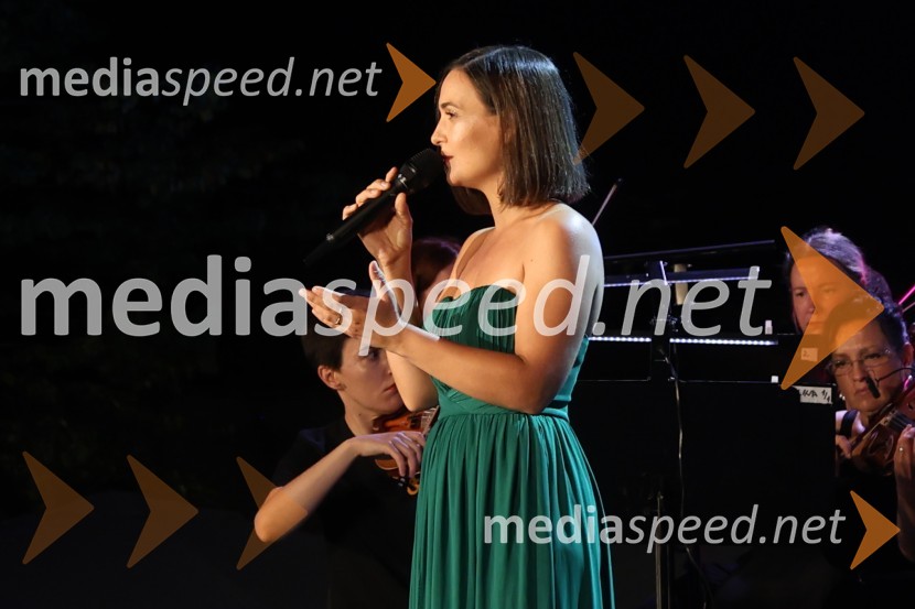  Nina Strnad, pevkaGala večer slovenske popevke na Festivalu Arsana