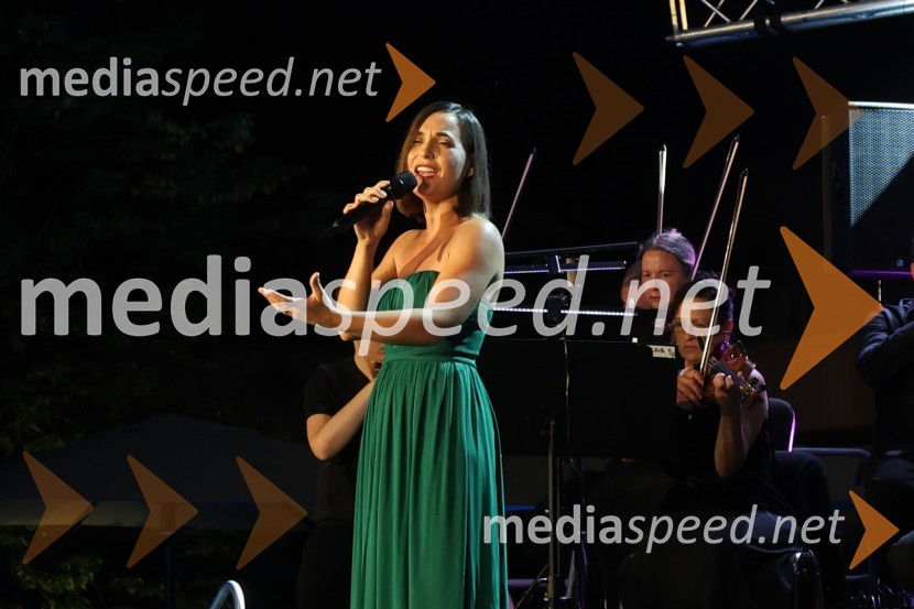  Nina Strnad, pevkaGala večer slovenske popevke na Festivalu Arsana