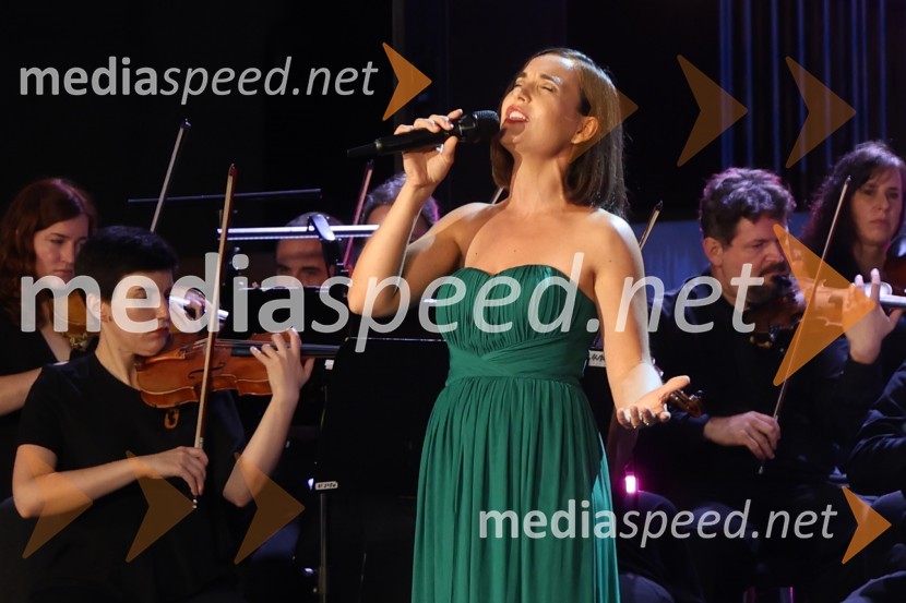  Nina Strnad, pevkaGala večer slovenske popevke na Festivalu Arsana