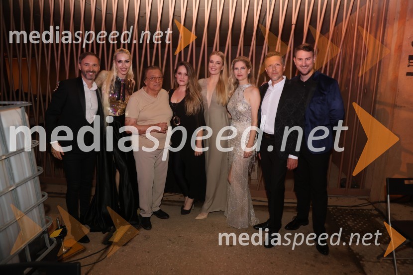  Mladen Delin, direktor festivala Arsana;  Sara Briški Cirman - Raiven, pevka, harfistka;  Oto Pestner, pevec;  Barbara Grabar, pevka, Vox Arsana;  Ana Soklič, pevka;  Ana Delin, pevka, Vox Arsana;  Samo Ivačič, pevec, Vox Arsana;  Gregor Ravnik, pevecGala večer slovenske popevke na Festivalu Arsana