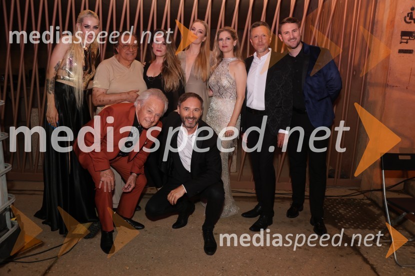  Sara Briški Cirman - Raiven, pevka, harfistka;  Oto Pestner, pevec;  Alfi Nipič, pevec;  Barbara Grabar, pevka, Vox Arsana;  Mladen Delin, direktor festivala Arsana;  Ana Soklič, pevka;  Ana Delin, pevka, Vox Arsana;  Samo Ivačič, pevec, Vox Arsana;  Gregor Ravnik, pevecGala večer slovenske popevke na Festivalu Arsana