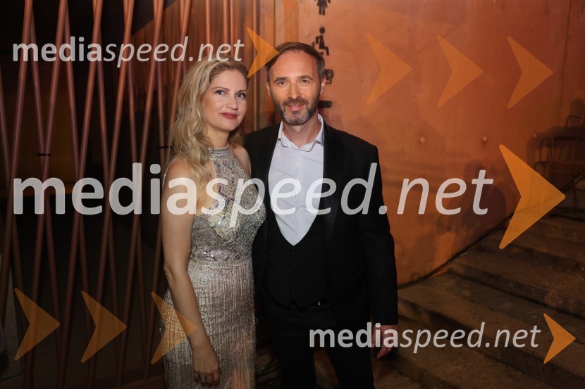  Ana Delin, pevka, Vox Arsana;  Mladen Delin, direktor festivala ArsanaGala večer slovenske popevke na Festivalu Arsana