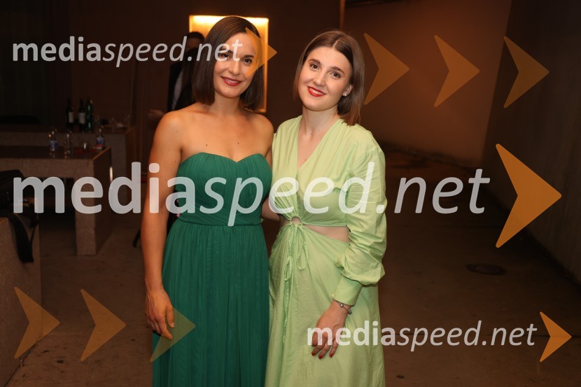  Nina Strnad, pevka;  ... Gala večer slovenske popevke na Festivalu Arsana