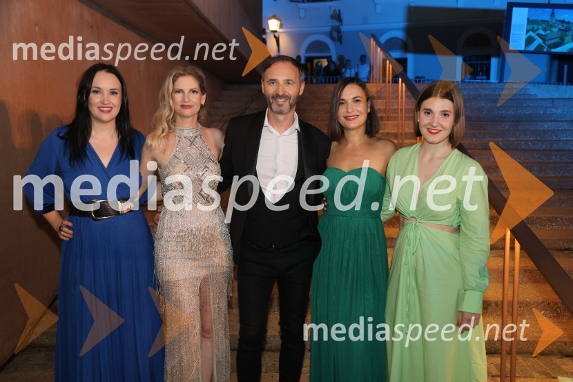  Tinkara Kovač, glasbenica;  Ana Delin, pevka, Vox Arsana;  Mladen Delin, direktor festivala Arsana;  Nina Strnad, pevka;  ... Gala večer slovenske popevke na Festivalu Arsana