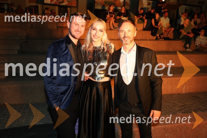  Gregor Ravnik, pevec;  Sara Briški Cirman - Raiven, pevka, harfistka;  Mladen Delin, direktor festivala ArsanaGala večer slovenske popevke na Festivalu Arsana