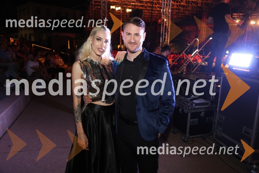  Sara Briški Cirman - Raiven, pevka, harfistka;  Gregor Ravnik, pevecGala večer slovenske popevke na Festivalu Arsana