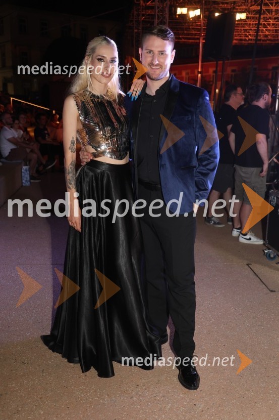  Sara Briški Cirman - Raiven, pevka, harfistka;  Gregor Ravnik, pevecGala večer slovenske popevke na Festivalu Arsana