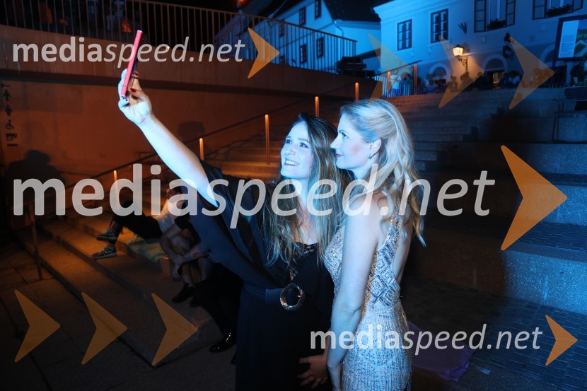  Barbara Grabar, pevka, Vox Arsana;  Ana Delin, pevka, Vox ArsanaGala večer slovenske popevke na Festivalu Arsana