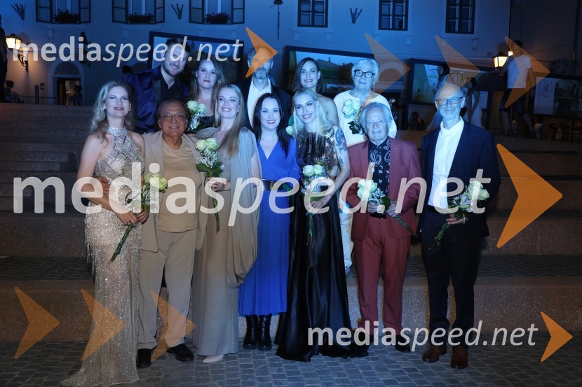  Ana Delin, pevka, Vox Arsana;  Oto Pestner, pevec;  Gregor Ravnik, pevec;  Ana Delin, pevka, Vox Arsana;  Ana Soklič, pevka;  Mladen Delin, direktor festivala Arsana;  Tinkara Kovač, glasbenica;  Sara Briški Cirman - Raiven, pevka, harfistka;  Nina Strnad, pevka;  Lado  Leskovar, pevec in ambasador Unicef;  Alfi Nipič, pevec;  Lojze  Krajnčan, dirigent Big Banda RTV Slovenija Gala večer slovenske popevke na Festivalu Arsana