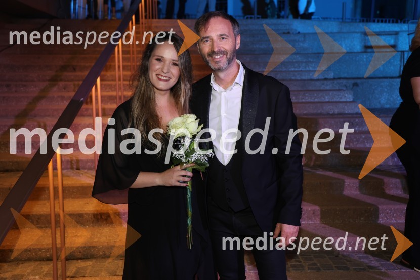  Barbara Grabar, pevka, Vox Arsana;  Mladen Delin, direktor festivala ArsanaGala večer slovenske popevke na Festivalu Arsana