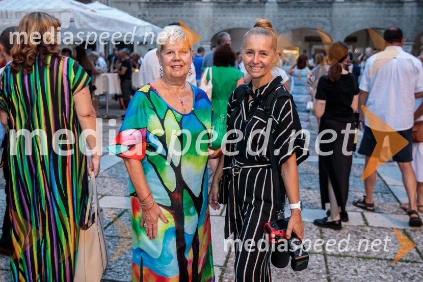  Irena  Butoln, germanistka;  Darja Štravs Tisu, radijska voditeljica, glasbenica in fotografinjaMuzikal Bodyguard, 72. Ljubljana Festival