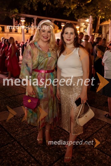  Danica Lovenjak, novinarka, voditeljica;  Tina Berk, sodelavka za odnose z javnostmi, Festival LjubljanaMuzikal Bodyguard, 72. Ljubljana Festival