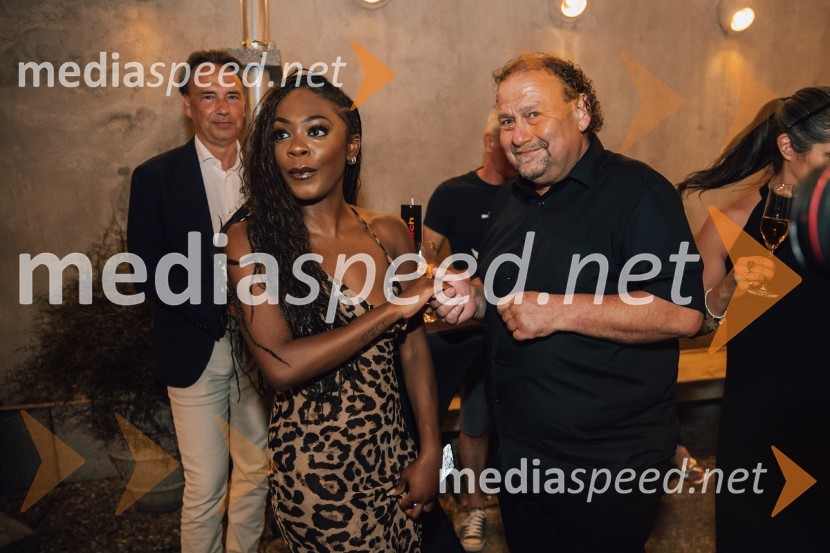  Tomislav Čizmić, predsednik poslovodstva družbe, Telemach Slovenija d.o.o.;  Rhianne-Louise McCaulsky, igralka, pevka;  Darko  Brlek, direktor in umetniški vodja, Festival LjubljanaMuzikal Bodyguard, 72. Ljubljana Festival