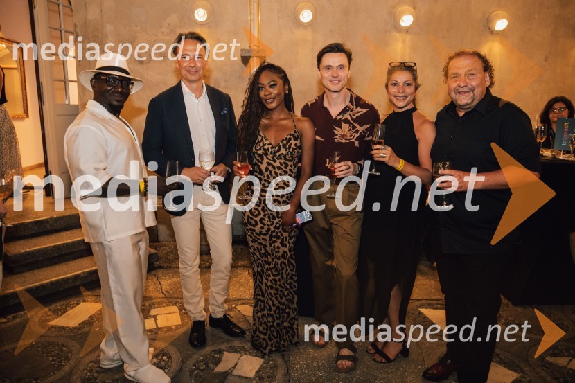  Mykal Rand, režiser in koreograf;  Tomislav Čizmić, predsednik poslovodstva družbe, Telemach Slovenija d.o.o.;  Rhianne-Louise McCaulsky, igralka, pevka;  Norman Bowman, igralec;  ... ;  Darko  Brlek, direktor in umetniški vodja, Festival LjubljanaMuzikal Bodyguard, 72. Ljubljana Festival