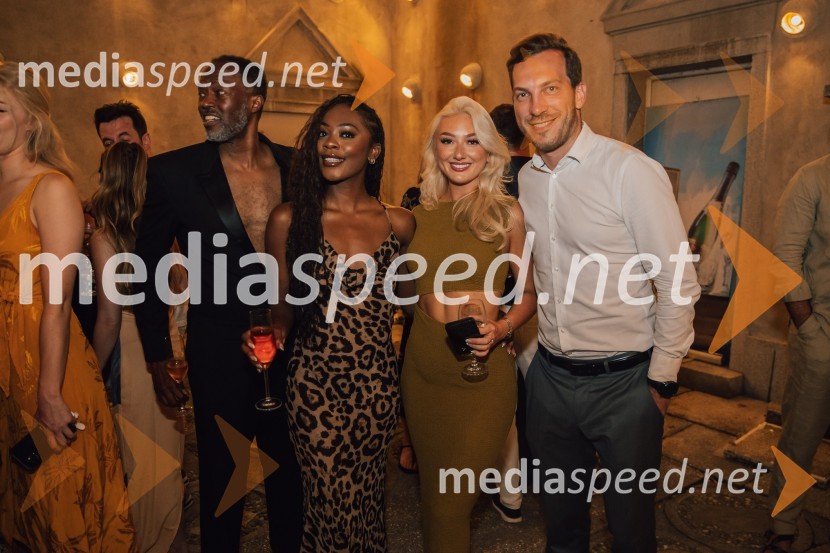   David-Michael Johnson, igralec;  Rhianne-Louise McCaulsky, igralka, pevka;  Verity Thompson, igralka;  ... Muzikal Bodyguard, 72. Ljubljana Festival