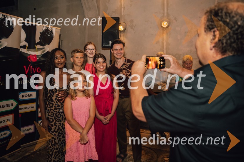  Rhianne-Louise McCaulsky, igralka, pevka;  ... ;  Martina Neža Brlek;  ... ;  Eva Marija Brlek;  Norman Bowman, igralecMuzikal Bodyguard, 72. Ljubljana Festival