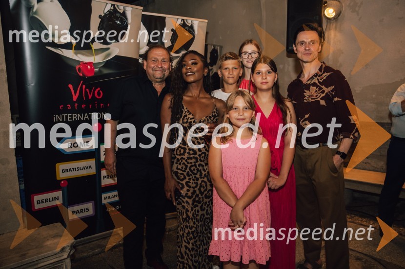  Darko  Brlek, direktor in umetniški vodja, Festival Ljubljana;  Rhianne-Louise McCaulsky, igralka, pevka;  ... ;  Martina Neža Brlek;  ... ;  Eva Marija Brlek;  Norman Bowman, igralecMuzikal Bodyguard, 72. Ljubljana Festival