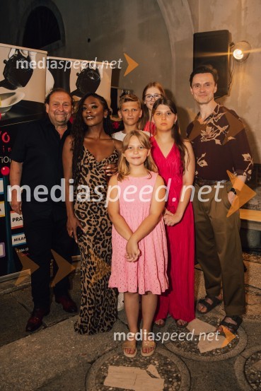  Darko  Brlek, direktor in umetniški vodja, Festival Ljubljana;  Rhianne-Louise McCaulsky, igralka, pevka;  ... ;  Martina Neža Brlek;  ... ;  Martina Neža Brlek;  Norman Bowman, igralecMuzikal Bodyguard, 72. Ljubljana Festival
