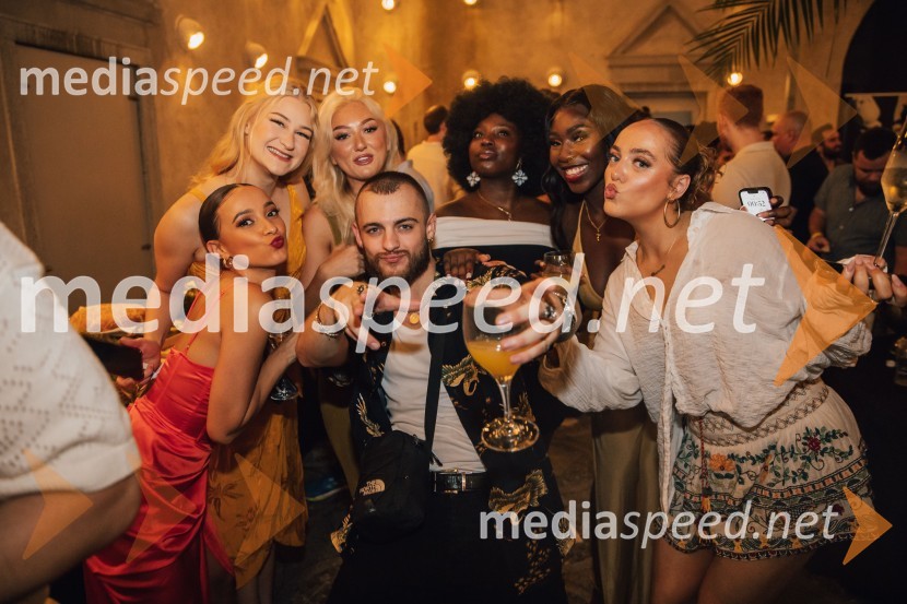  Emma Robotham-Hunt, pevka, plesalka;  Alice Oberg, pevka, plesalka;  Verity Thompson, igralka;  ... ;  Choolwe Laina Muntanga, igralka, pevka;  Marion Fagbemi, pevka, igralka;  Charlotte Louise, igralkaMuzikal Bodyguard, 72. Ljubljana Festival