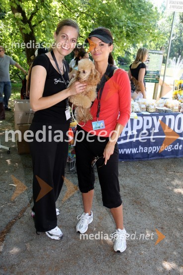 Mihaela Margan - Miša, novinarka in Playboyeva zajčica ter Nataša Dobelšek, manekenka in pes Asko1. Tačkov tek