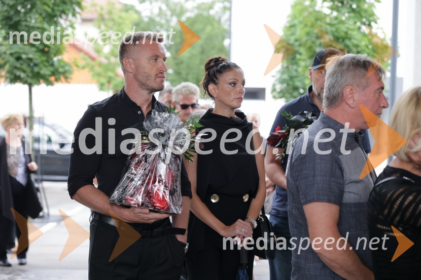  Denis Avdić, voditelj;  Ana AvdićSlovo od humanitarke Anite Ogulin