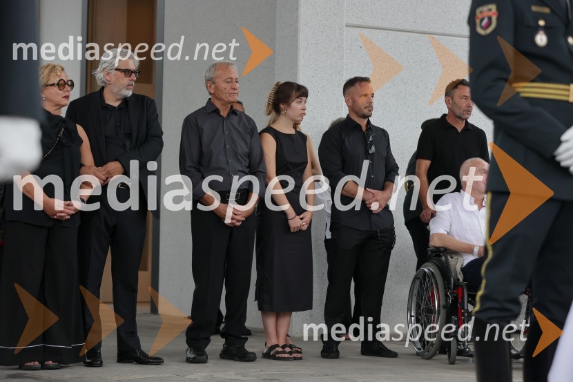  Karmen Ogulin;  ... ;  Mirč Ogulin;  ... ;  Simon OgulinSlovo od humanitarke Anite Ogulin