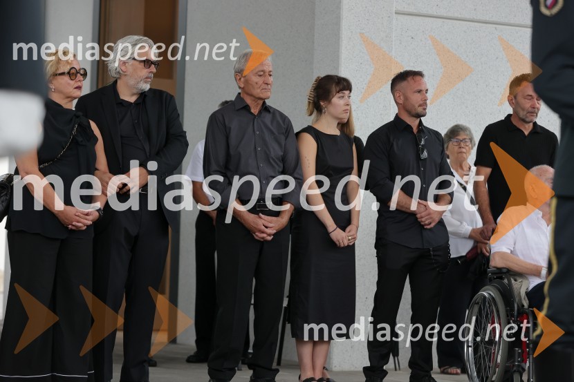  Karmen Ogulin;  ... ;  Mirč Ogulin;  ... ;  Simon OgulinSlovo od humanitarke Anite Ogulin