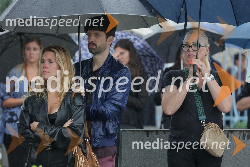  Nika Zorjan, pevka;  Tomaž Mihelič - Marlenna, član skupine Sestre;  Christa Žentiily - SaloméSlovo od humanitarke Anite Ogulin