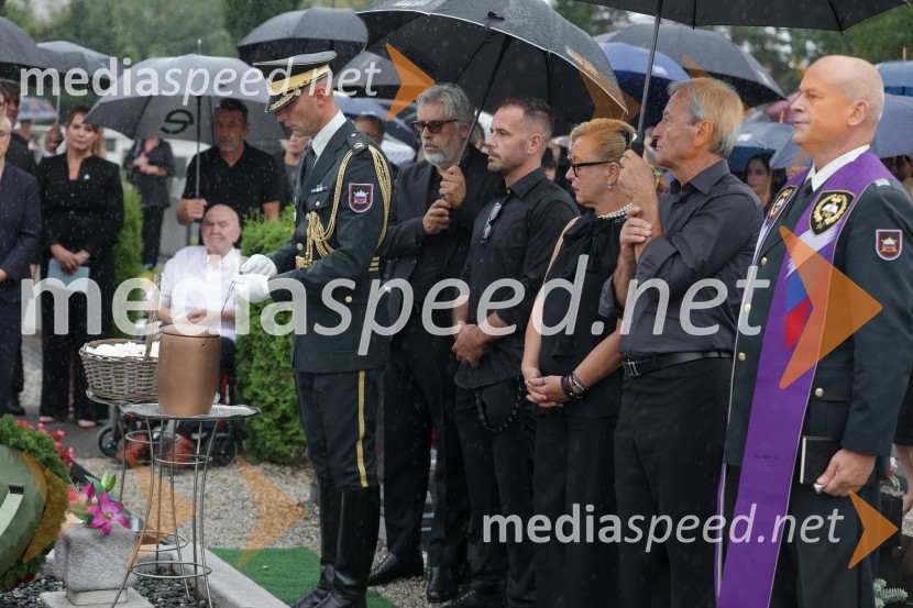  ... ;  Simon Ogulin;  Karmen Ogulin;  Mirč Ogulin;  ... Slovo od humanitarke Anite Ogulin