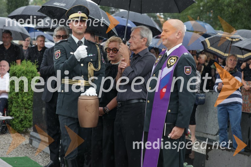  ... ;  Karmen Ogulin;  Mirč Ogulin;  ... Slovo od humanitarke Anite Ogulin