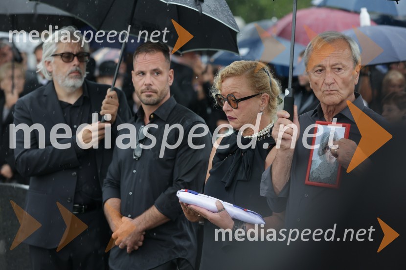  ... ;  Simon Ogulin;  Karmen Ogulin;  Mirč OgulinSlovo od humanitarke Anite Ogulin